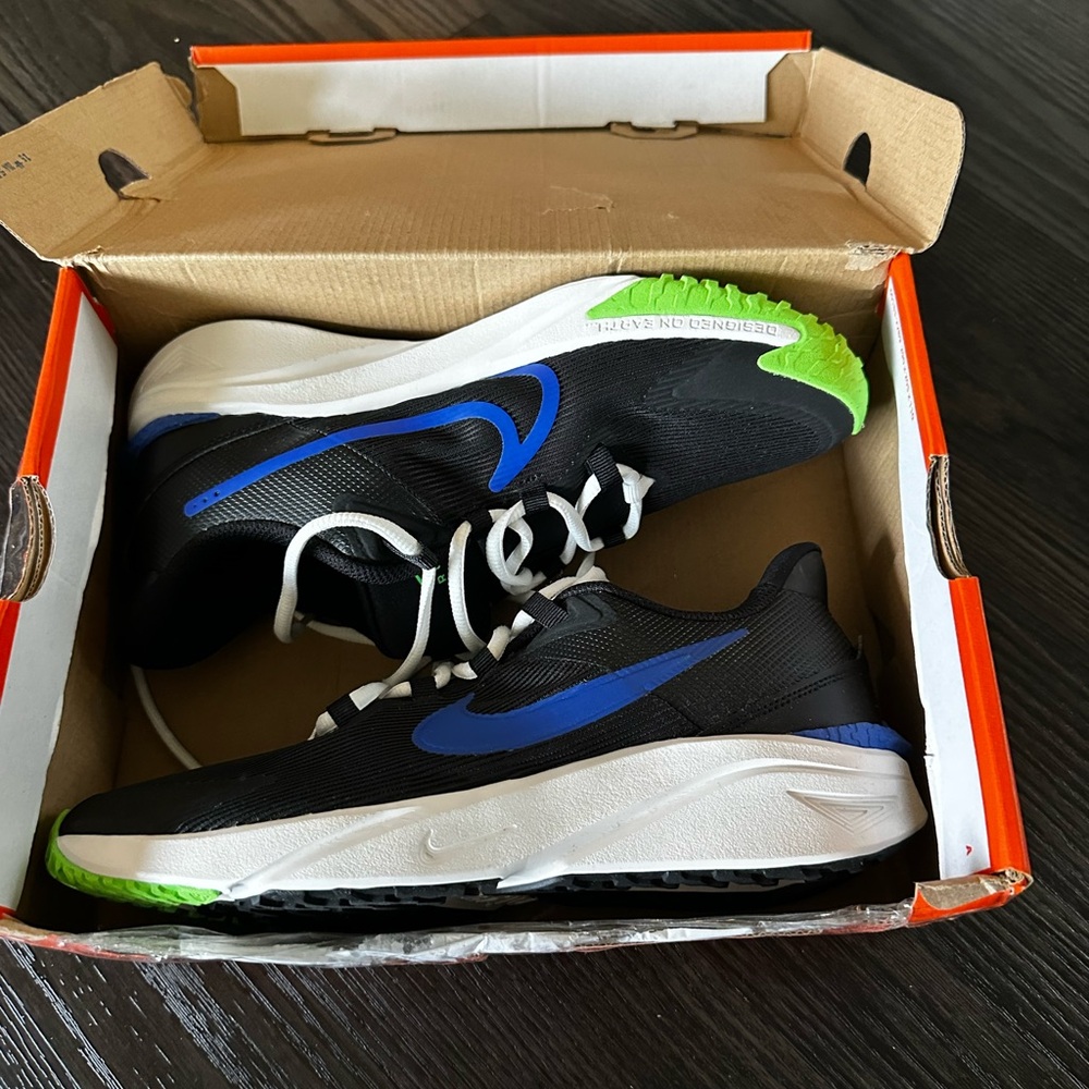 Brand New Nike Star Runner 4NN Size 7 youth